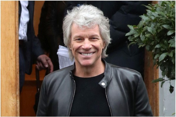 Jon Bon Jovi   sorprende y canta en una boda.