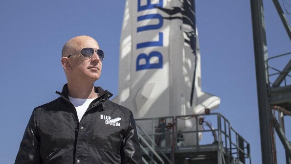 Jeff Bezos, el hombre más rico del mundo, logra con éxito su viaje al espacio (+video) 