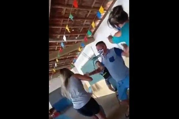 Fue a vacunarse contra el Covid con su amante pero se encontró a su esposa (+video)