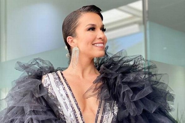 Laura G canta 