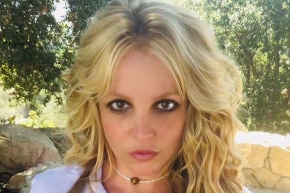 Britney Spears cautiva a fans cubriéndose solo con las manos (fotos)