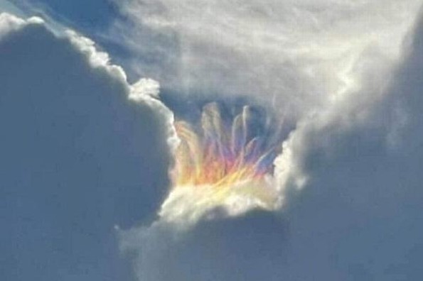 Captan extrañas nubes de colores en el cielo (+fotos)