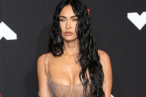 Megan Fox impacta en los MTV Video Music Awards con vestido transparente (+foto)