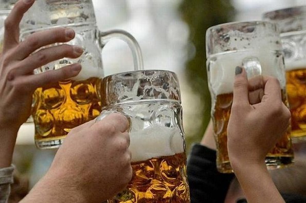 Recomiendan no consumir alcohol 72 horas después de vacunarse contra COVID