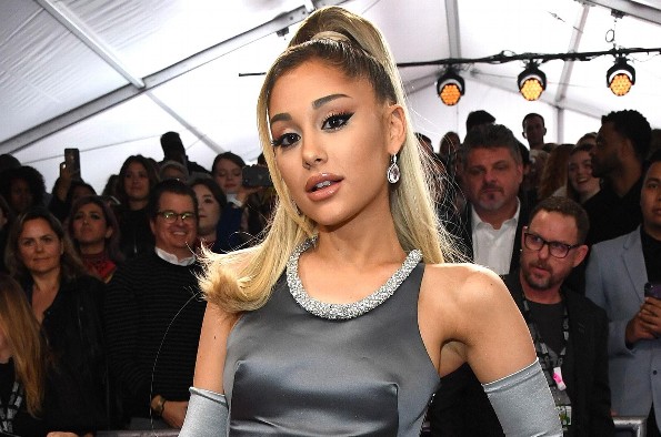Emiten orden de alejamiento a acosador de Ariana Grande