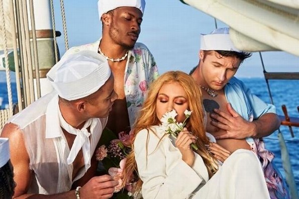 Paulina Rubio llama al empoderamiento femenino con 