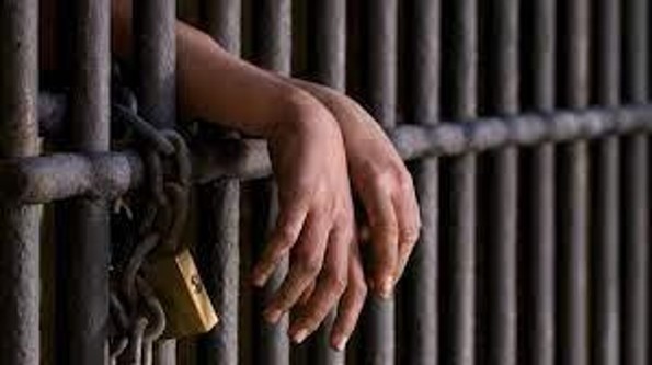 Hombre prefiere estar en la cárcel que con su esposa 