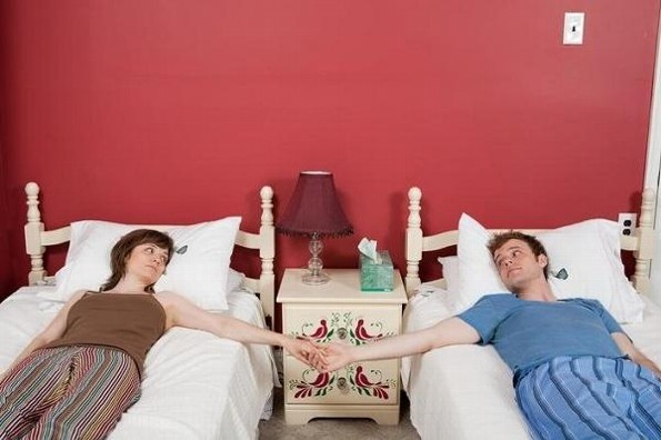 ¿Es saludable para la pareja dormir en camas separadas?