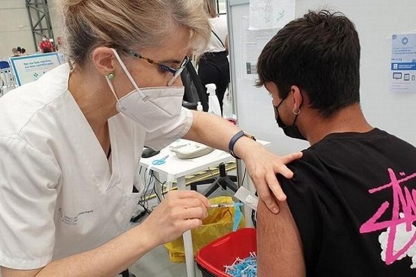 Jóvenes de 15 a 17 años sin enfermedades serán vacunados contra COVID