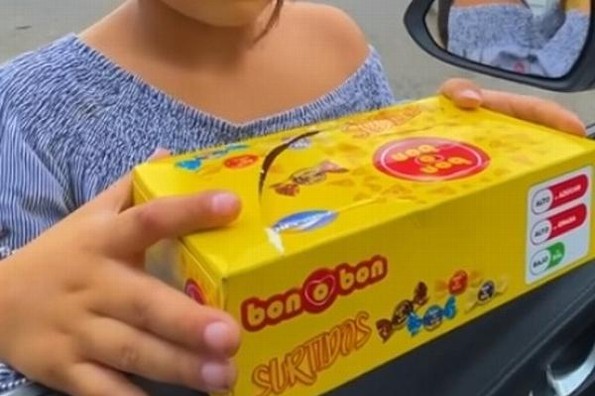 La pequeña Andrea habla 4 idiomas ¡y vende dulces en la calle! (+video)