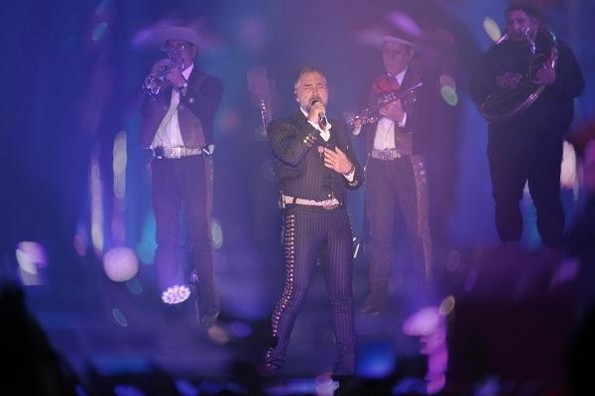 Alejandro Fernández se presenta en Veracruz y pide orar por la salud de su papá (+fotos/video)  