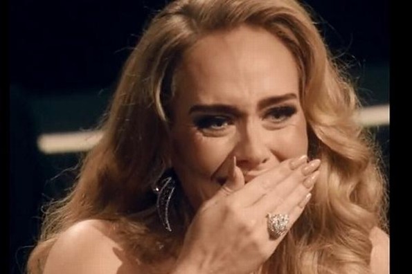 Adele rompe en llanto en el escenario (+video)