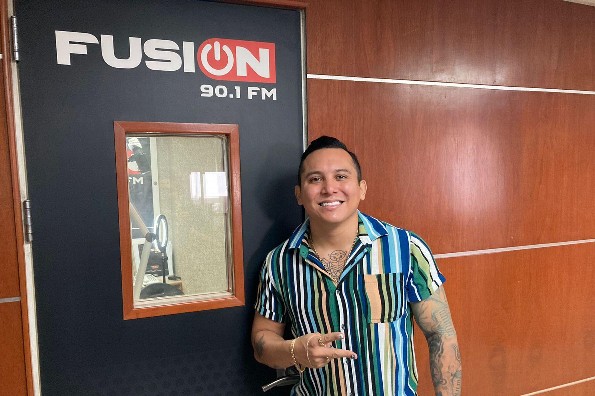 Edwin Luna llega a la cabina de Fusión 90.1 FM con grandes sorpresas (+video)