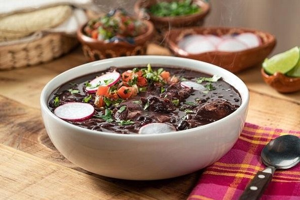 Receta de hoy: Frijoles con puerco y pico de gallo 