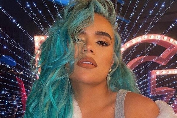 Karol G cae aparatosamente en pleno concierto (+video)