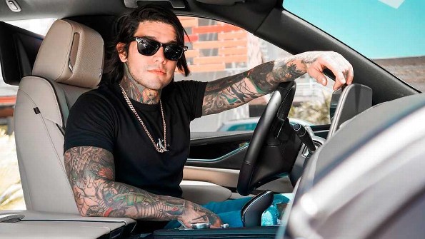 Influencer compra una alfombra de oro con un valor de ¡200 mil dólares!