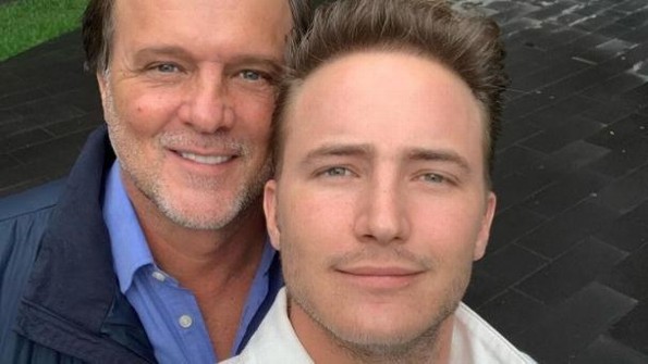 Hijo de René Strickler se compromete con su novio