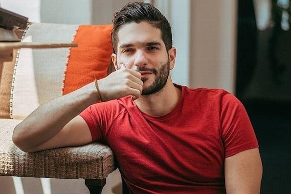 Robert Coronel invita con sus canciones a bailar y abrazar la vida (+videos)