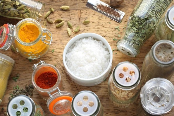 Elimina las malas energías barriendo con sal