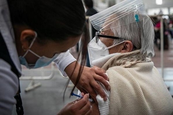 Sí habrá vacuna de refuerzo vs COVID para mayores de 60 años
