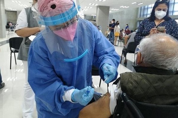 Checa cuándo y dónde es la vacuna de refuerzo para mayores de 60 en Puerto de Veracruz 