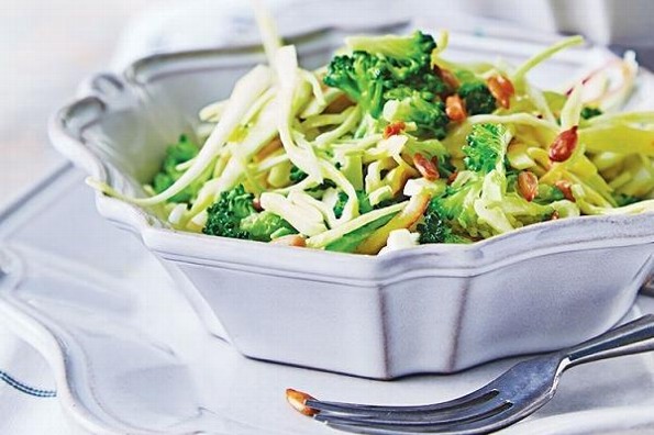 Receta de hoy: Ensalada de col con brócoli y manzana verde 