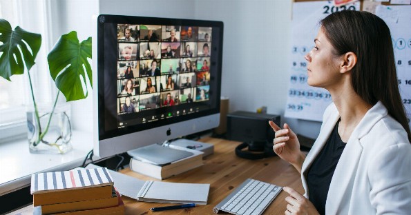Gerentes se toman fotografía de sus mejores outfits de home office