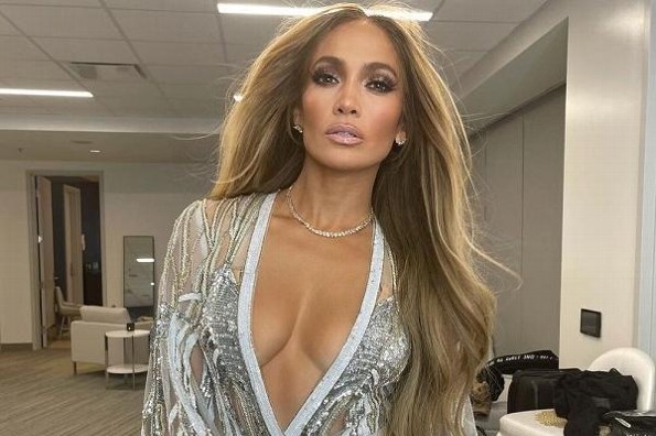 Jennifer López abandona filmación tras brote de COVID en la producción