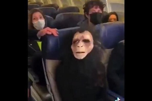 Mujer se niega a usar cubrebocas en vuelo y ahora es #LadyChango (+video)