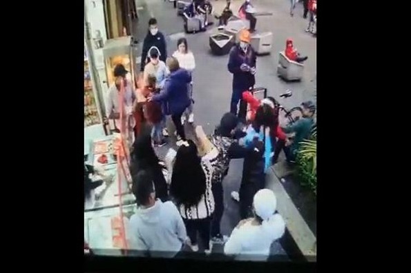 Mujer escupe y golpea a pareja LGBT+ en CDMX (+video)