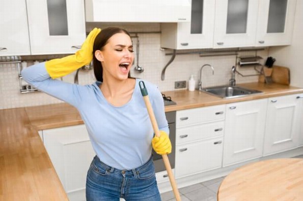 ¡Súbele el volumen! Y conoce los beneficios de limpiar la casa con música 