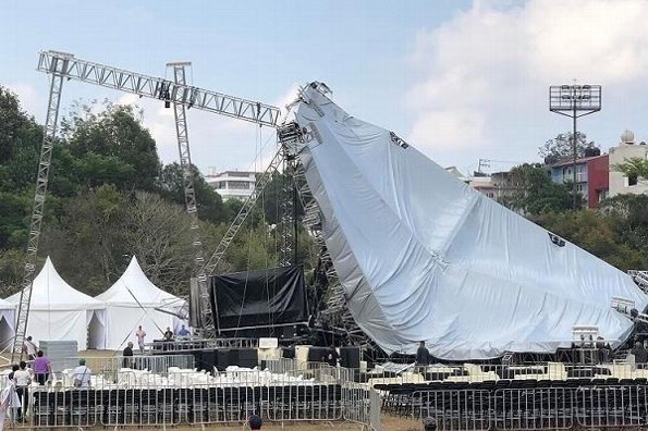 Se desploma el escenario de Gloria Trevi, en Xalapa; da show en las gradas (+fotos/videos)