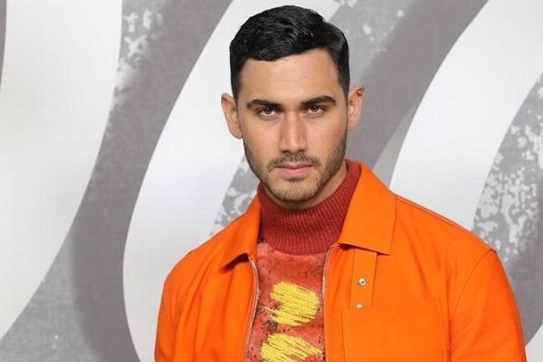 ¡Rompiendo estereotipos! Alejandro Speitzer publica fotografía modelando vestido