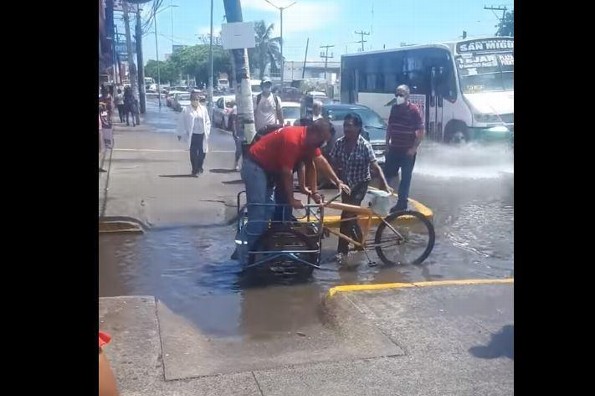 Hombre aprovechó la lluvia que cayó en Veracruz para generarse un empleo 