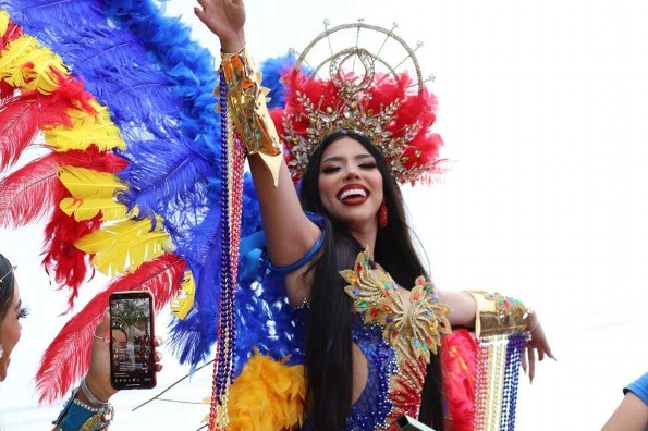 Como un ángel, Yeri MUA sorprende con su atuendo en el primer Papaqui del Carnaval