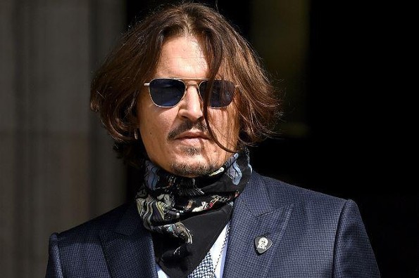 ¡Con nuevo look! Johnny Depp reaparece tras polémico juicio contra Amber Heard (+fotos)