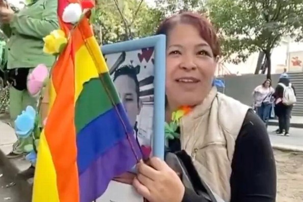 Madre lleva las cenizas de su hijo fallecido de cáncer a la marcha del Orgullo LGBT