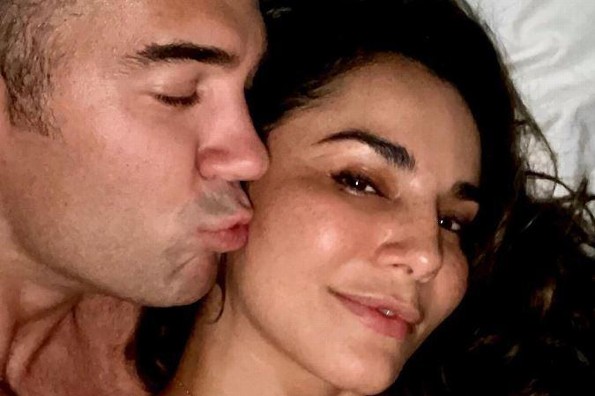Desde la cama, Martha Higareda presume a su novio; el ex de Yanet García (+video)