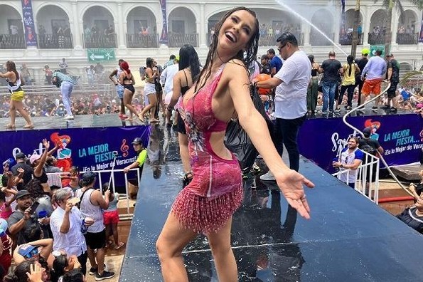 Un éxito el popular “baño de agua” en las fiestas de Santa Ana de Boca del Río (+fotos) 