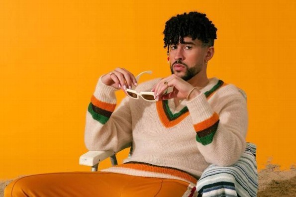 Fanática le roba un beso a Bad Bunny, usuarios aseguran que es acoso (+video)