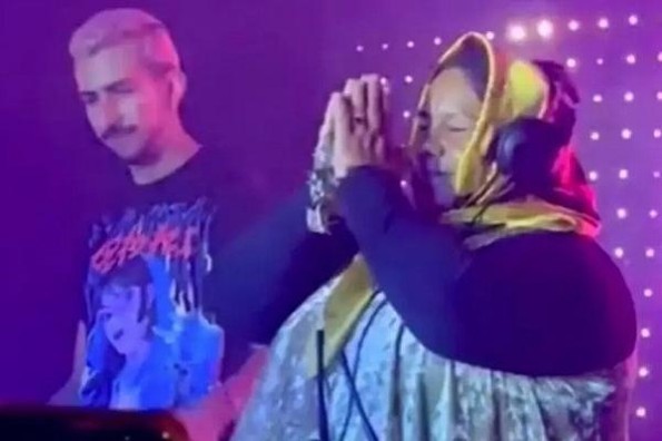 Señora católica se lanza de DJ (+Video)
