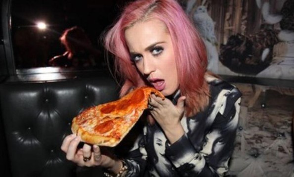 Katy Perry le avienta pizza a sus fans (VIDEO)