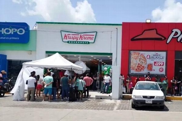 Jarochos madrugan para comprar donas en la Rafael Cuervo 