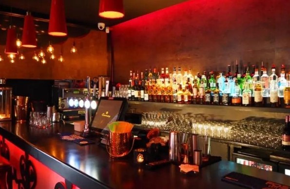 ¡Les ganó la calentura! Captan a pareja teniendo relaciones sobre mesa de un bar