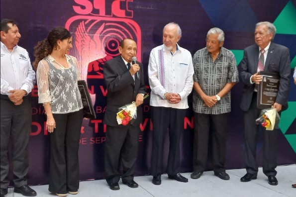 Emotivo homenaje al Dr. Landa y compañeros de Grupo Pazos Radio (+fotos/videos)