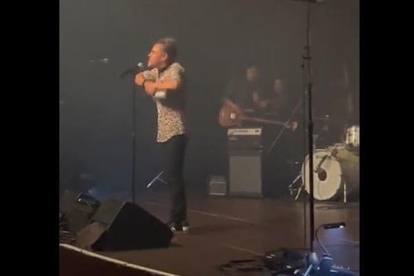 Rubén Albarrán decapitar muñeco de Dr. Simi en pleno concierto (+fotos/video)