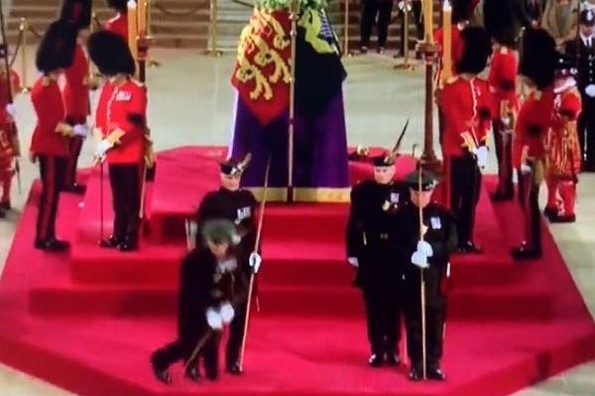 Guardia Real se desmaya frente al ataúd de la reina Isabel II (+video)