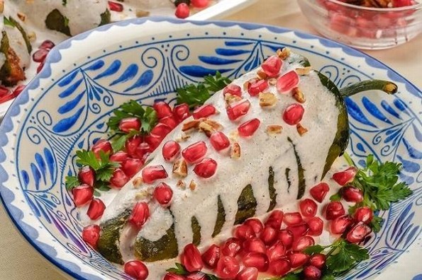 ¿Qué ingredientes contiene el Chile en Nogada y cuántas calorías tiene?