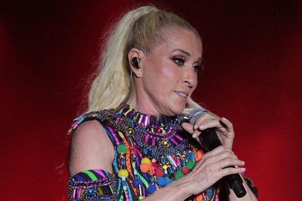 Se sube cucaracha al cuello de Yuri en pleno concierto (+video)