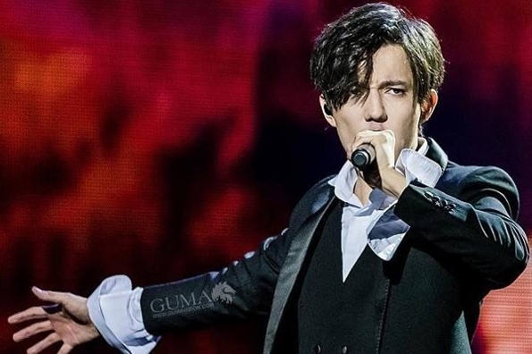 El mundo conoce a Dimash al cantar el himno de su país en el combate de El Canelo